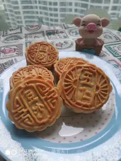 A wide moon cake