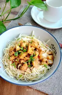 Hot chicken with cold noodles