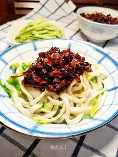 Squeeze meat and noodles