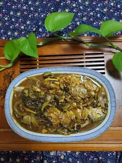 Sour sauce and yellowfish