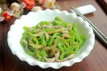 Cream peppers and fried meat