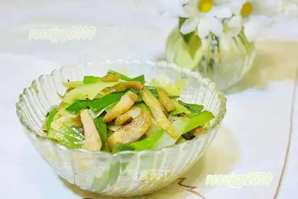Squeeze the pickles and garlic leaves