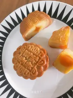 The egg yolk mooncake