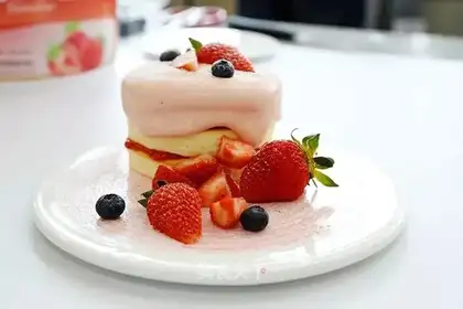 Schufflerey strawberry cake