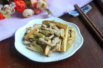 Squeeze the bean with fried meat