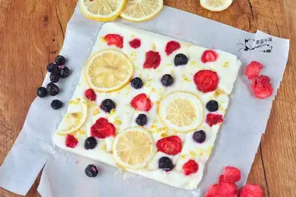 Fruit-cream yogurt brick