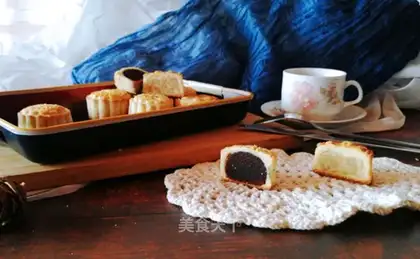 Cream chocolate mooncake