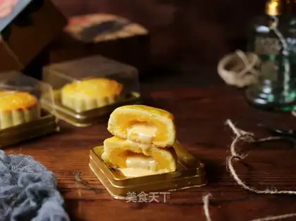 A yellow-haired moon cake