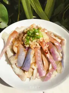 Hands tore garlic eggplant
