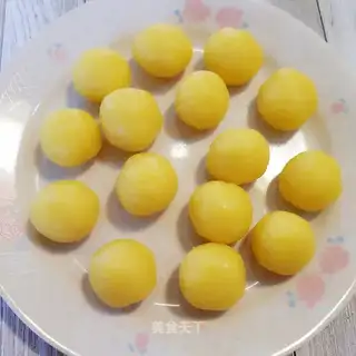 A yellow milk pie