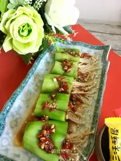 Gold-cracking mushrooms