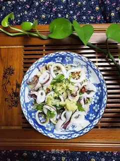 Silver sprouts with fresh squid
