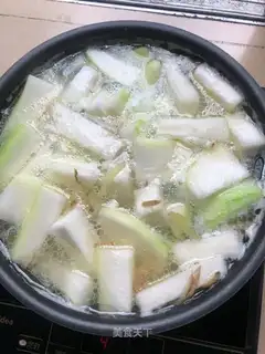 White bouquet melon soup