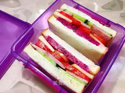 Red intestinal fruit sandwich