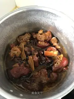 Red burning of pigs' feet