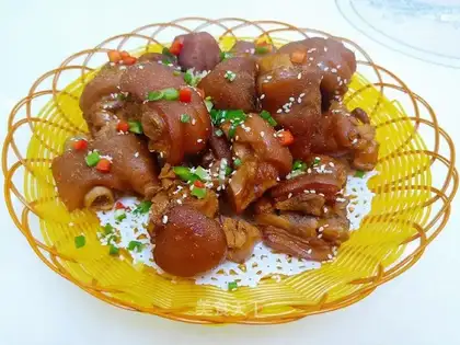 Roasted pig hoof
