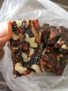 A simple handmade glue cake