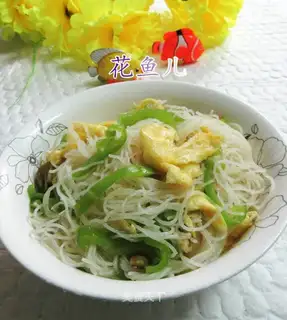 Squeeze the peppers and rice noodles