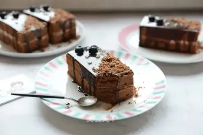 Chocolate noodle cake