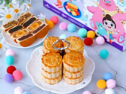 A wide moon cake
