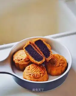 A wide moon cake