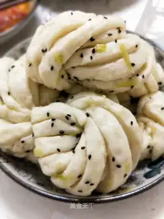 Onion black sesame rolls