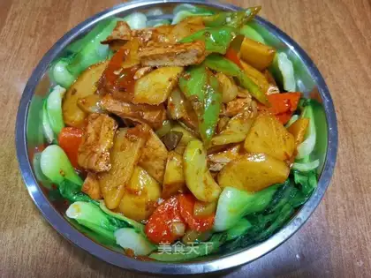Fish-fruit potato chips and vegetables