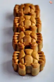 Crab moon cake