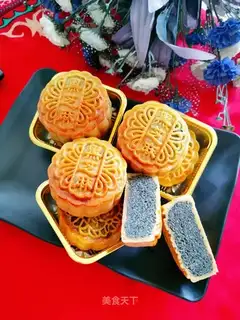 Black sesame mooncake