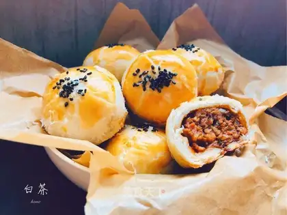 Plum-bread mooncake