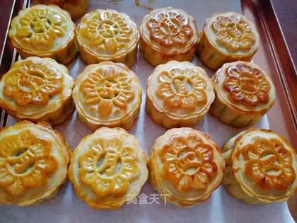 A wide moon cake