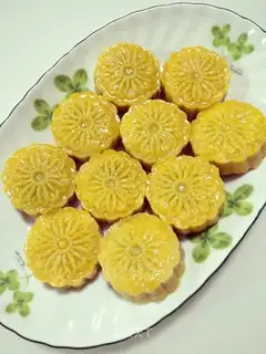 Pumpkin date mooncake