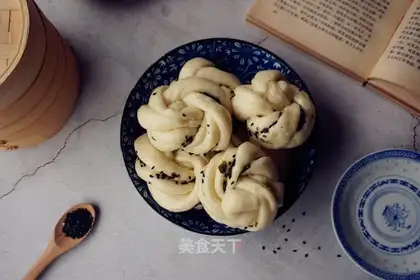 Onion sesame rolls