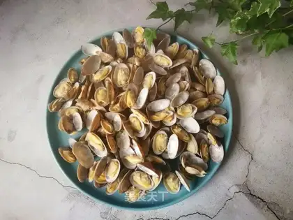 Vacuate clams
