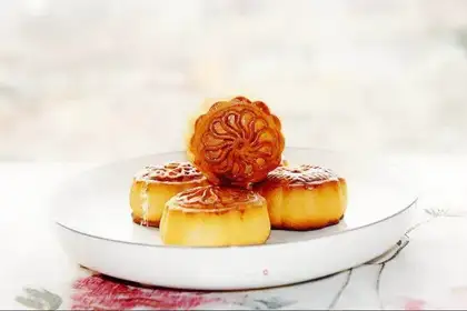 Red bean saloon mooncake