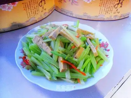 Celery fried tofu