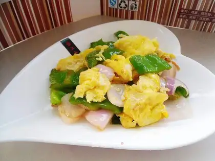 Onion fried eggs