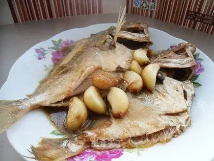 Garlic fried the fish