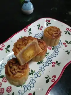 Green bean saloon mooncake
