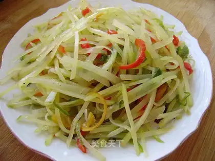 Fried shredded potatoes and shredded chili peppers