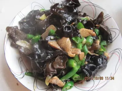 stir-fried fungus with green pepper