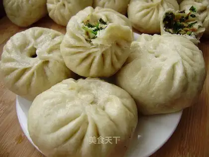 Mushrooms, green vegetables and tofu steamed buns
