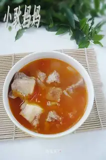 Beef soup with tomato and onion