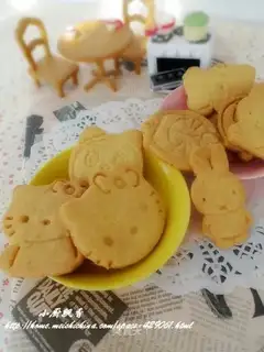 Cream cartoon cookies