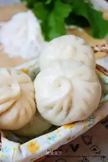 Chinese cabbage and steamed rice buns