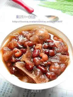 Coix rice, red bean and tremella soup