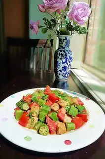 stir-fried diced chicken with okra and tomato