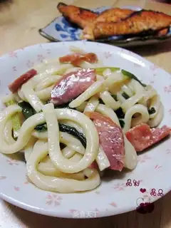 stir-fried udon with ham and green vegetables
