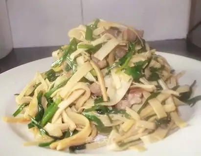Thousand slices of fried leeks