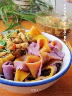 Double-color noodles with tofu and fried sauce